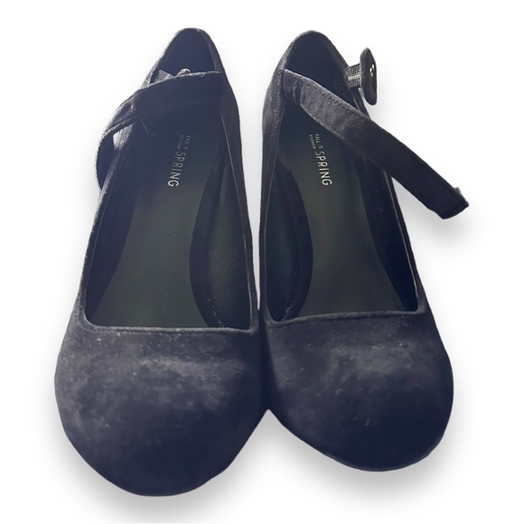 Close toe heel with ankle strap - Picture 2 of 3